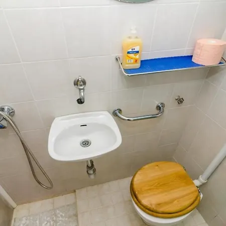 Jozomare - Twin With Shared Bathroom *